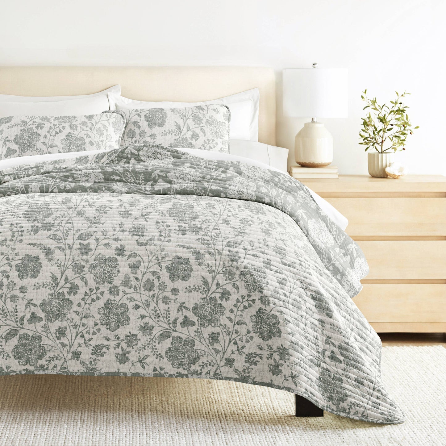 Textured Floral All Season Patterned Reversible Quilt Set: Rose / Full/Queen