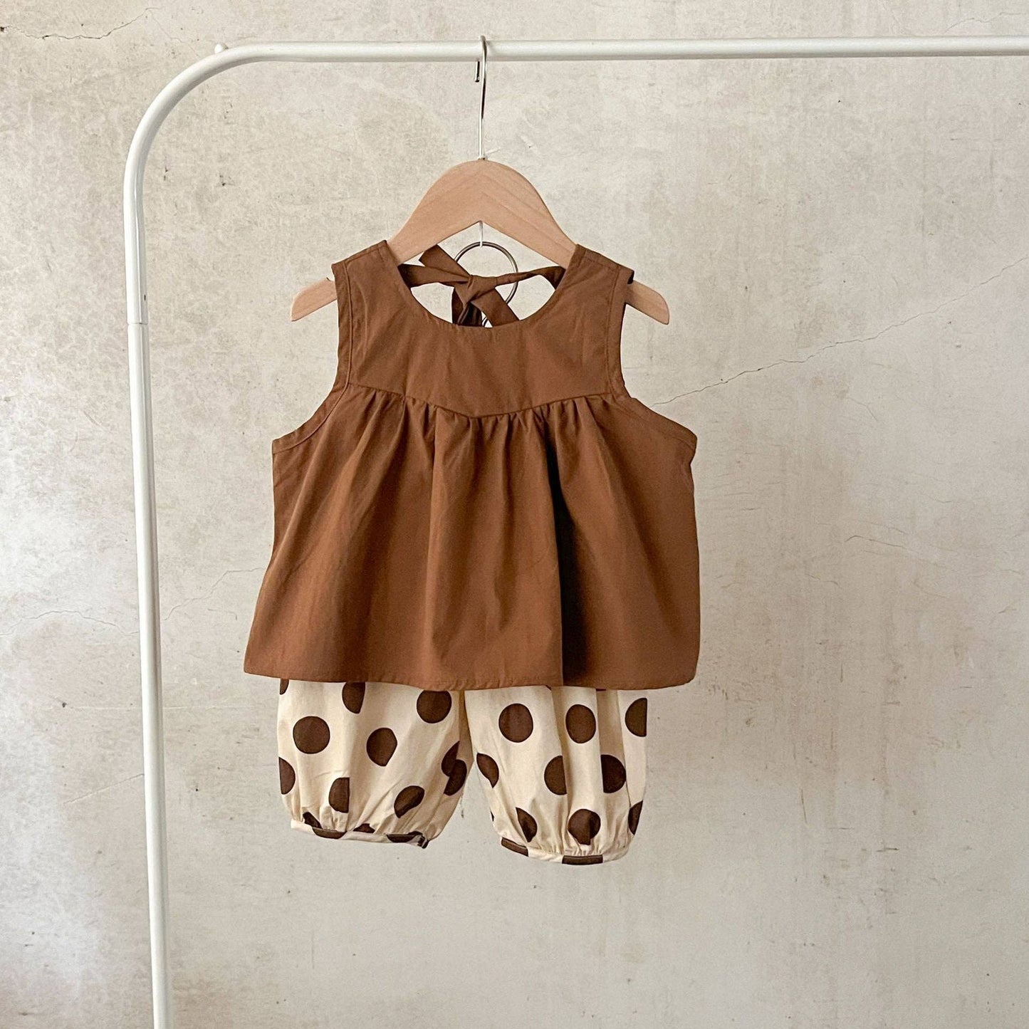 Summer Arrival Baby Girls Sleeveless Crew Neck Solid Color Top And Polka Dot Shorts Clothing Set: Coffee / 73 (6-9M)