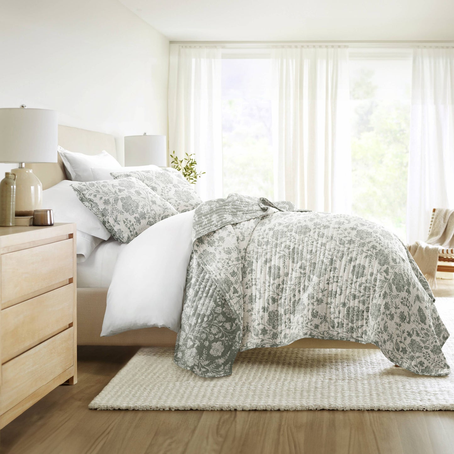 Textured Floral All Season Patterned Reversible Quilt Set: Rose / Full/Queen