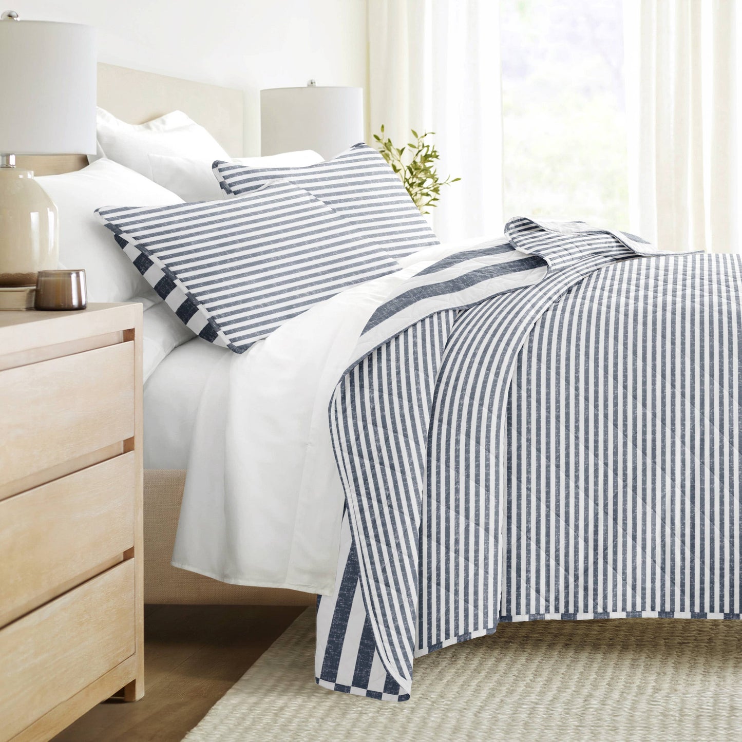 Classic Stripe All Season Patterned Reversible Quilt Set: Natural / King/Cal-King