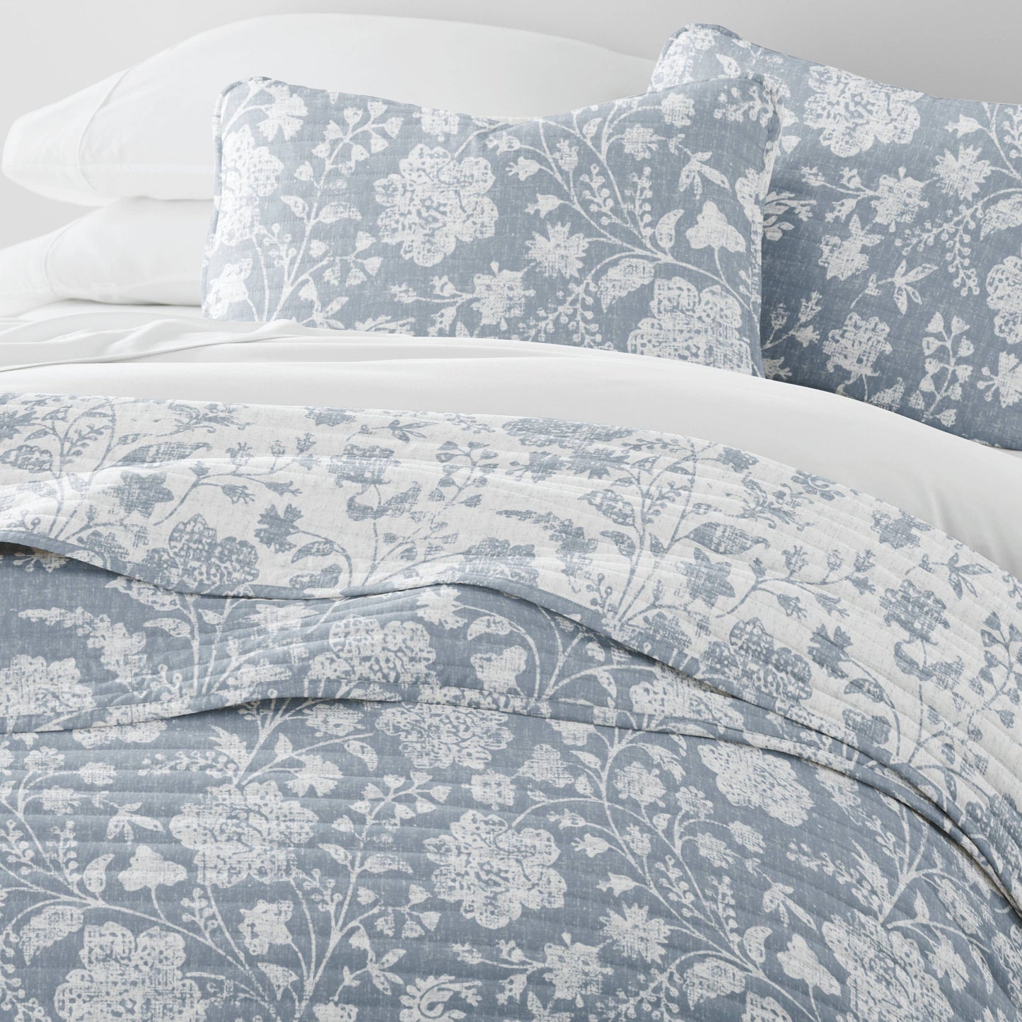 Textured Floral All Season Patterned Reversible Quilt Set: Rose / Twin/TwinXL