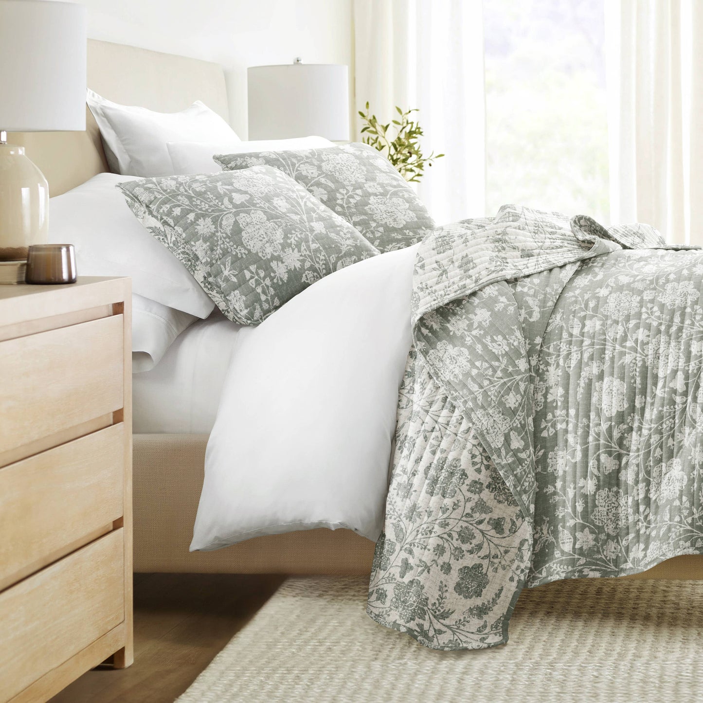 Textured Floral All Season Patterned Reversible Quilt Set: Eucalyptus / King/Cal-King