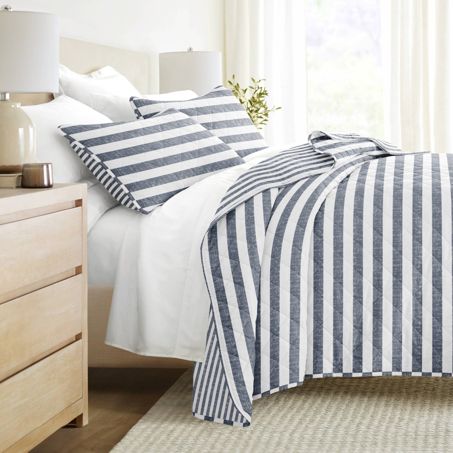 Classic Stripe All Season Patterned Reversible Quilt Set: Natural / Twin/TwinXL