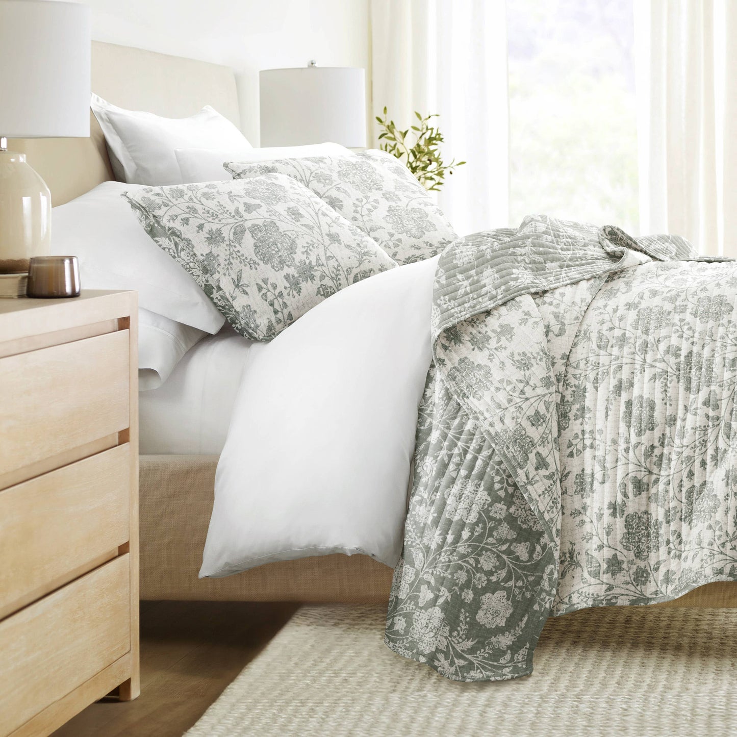Textured Floral All Season Patterned Reversible Quilt Set: Eucalyptus / King/Cal-King