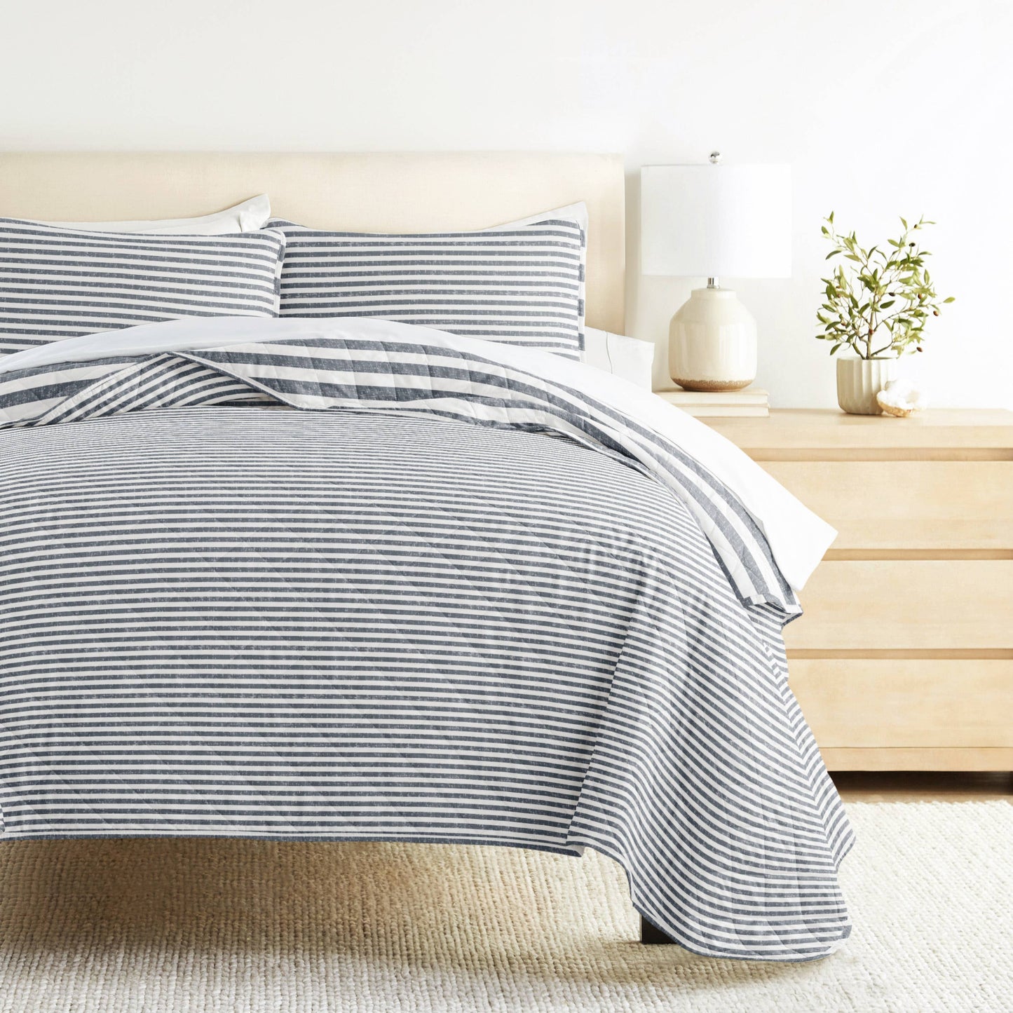 Classic Stripe All Season Patterned Reversible Quilt Set: Natural / Full/Queen