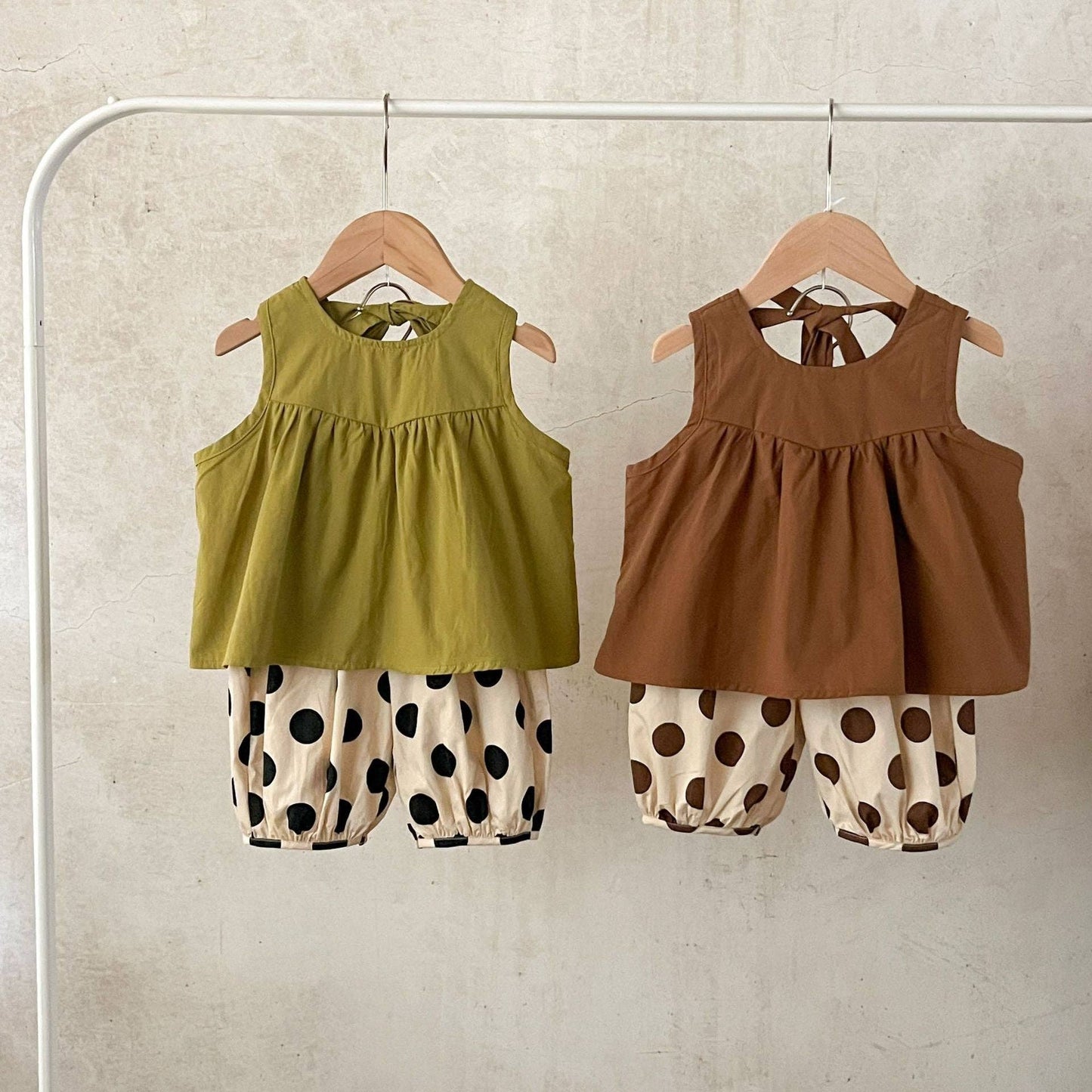 Summer Arrival Baby Girls Sleeveless Crew Neck Solid Color Top And Polka Dot Shorts Clothing Set: Coffee / 73 (6-9M)