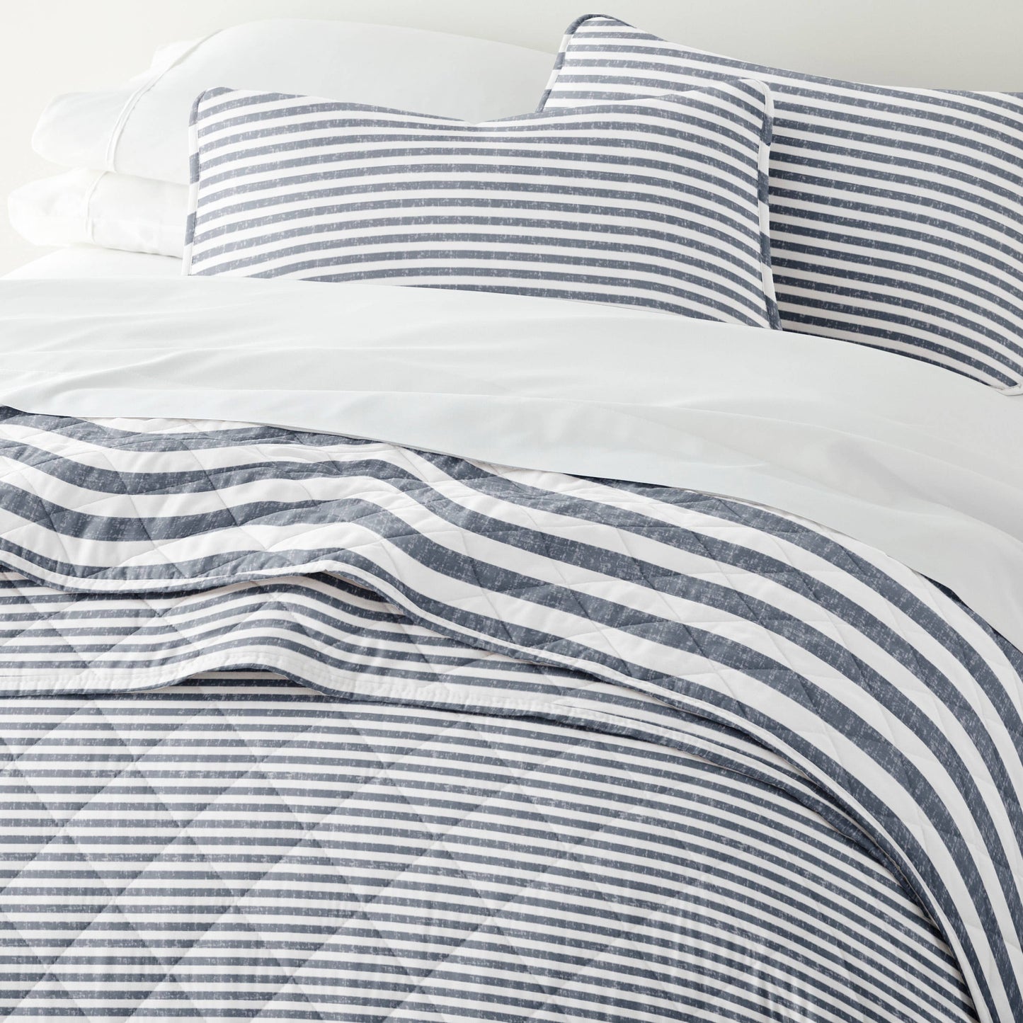Classic Stripe All Season Patterned Reversible Quilt Set: Natural / Twin/TwinXL