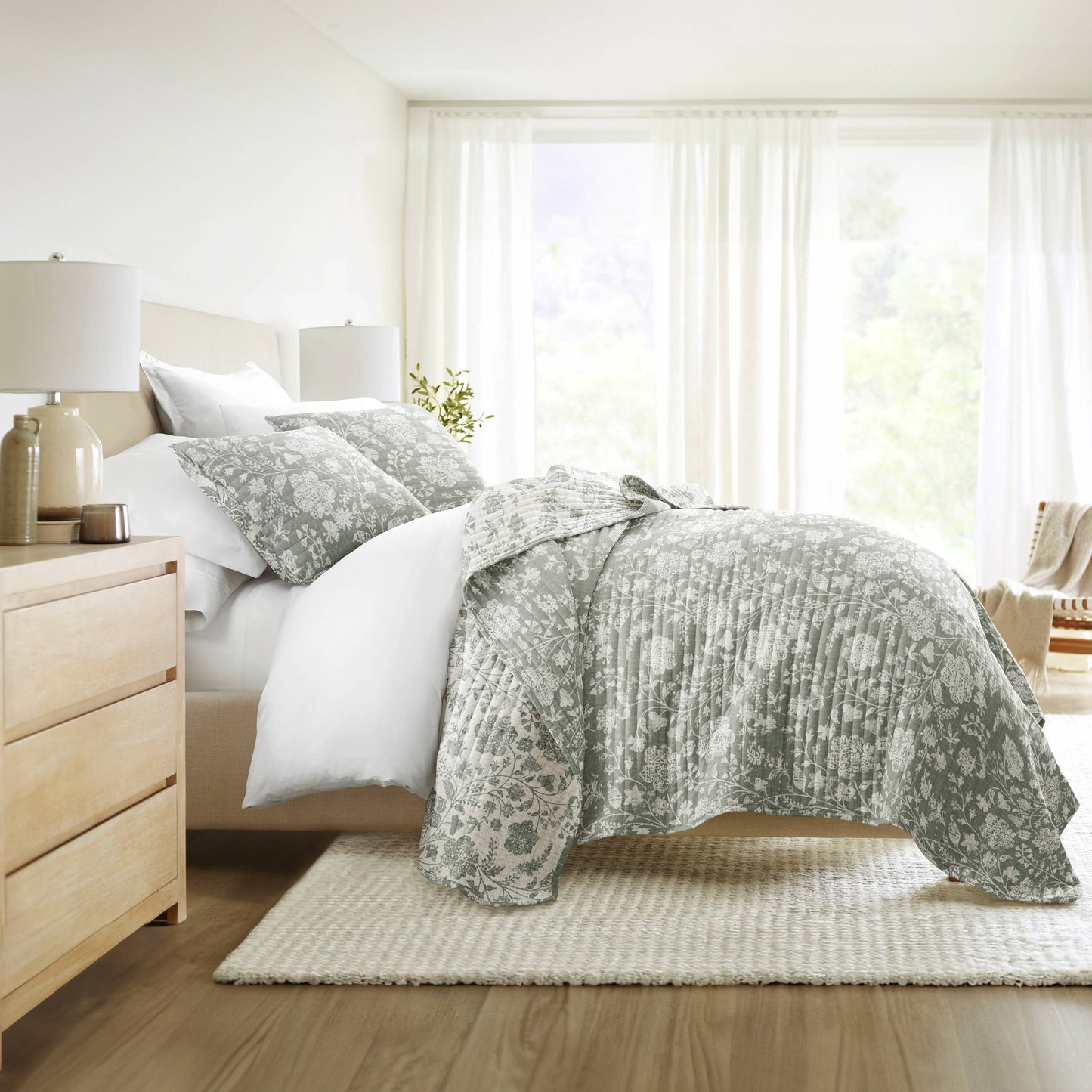 Textured Floral All Season Patterned Reversible Quilt Set: Eucalyptus / King/Cal-King
