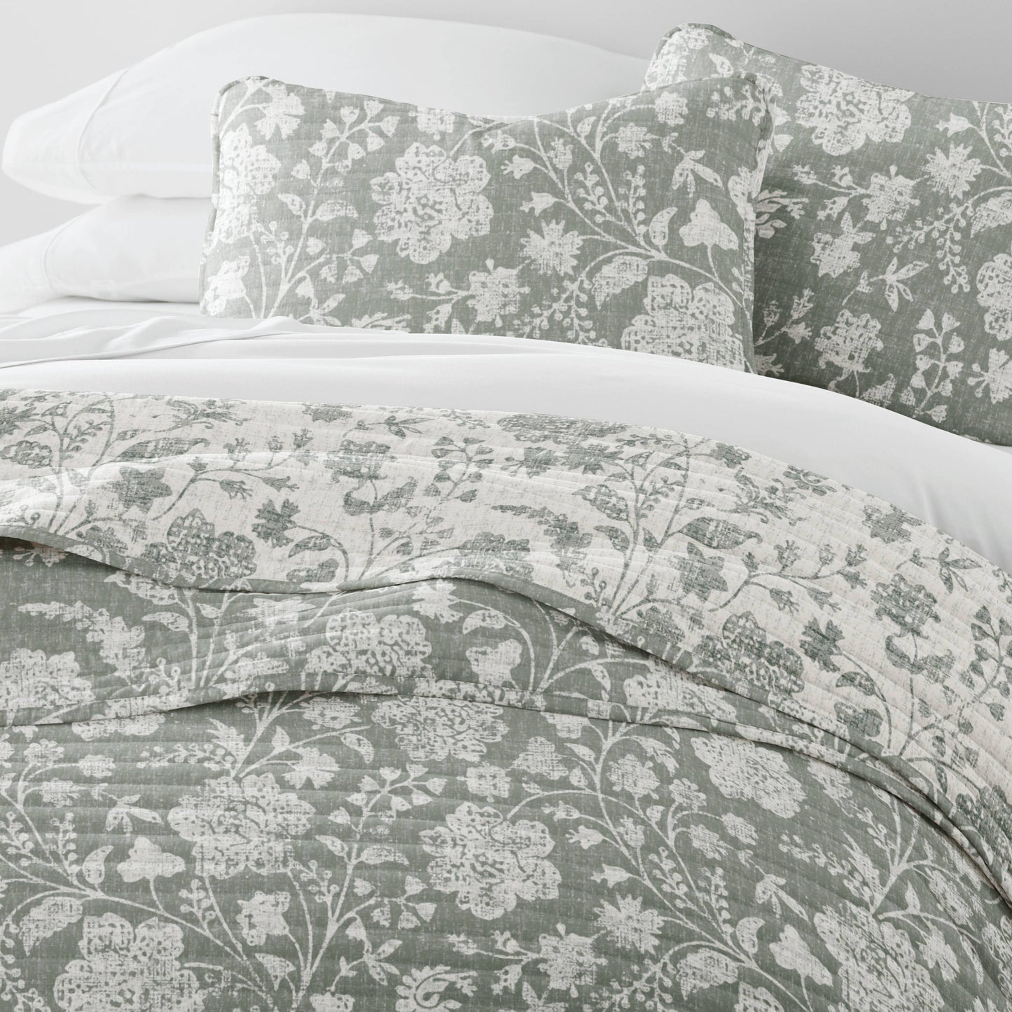 Textured Floral All Season Patterned Reversible Quilt Set: Rose / Full/Queen