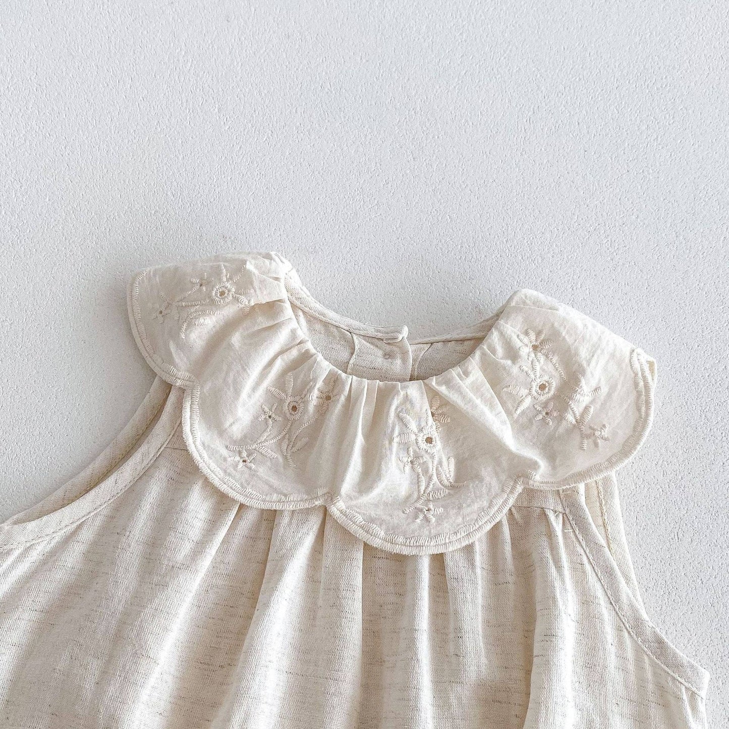 Summer Baby Girls Solid Color Simple Floral Embroidery Sleeveless bodysuit: White / 73 (6-9M)