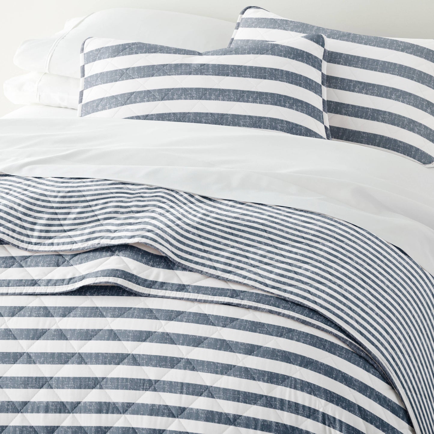 Classic Stripe All Season Patterned Reversible Quilt Set: Natural / King/Cal-King