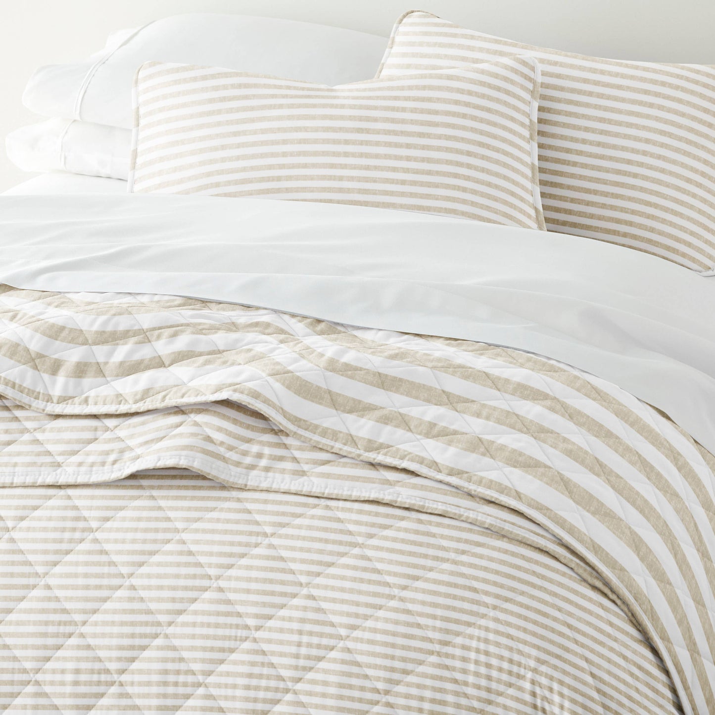Classic Stripe All Season Patterned Reversible Quilt Set: Natural / King/Cal-King