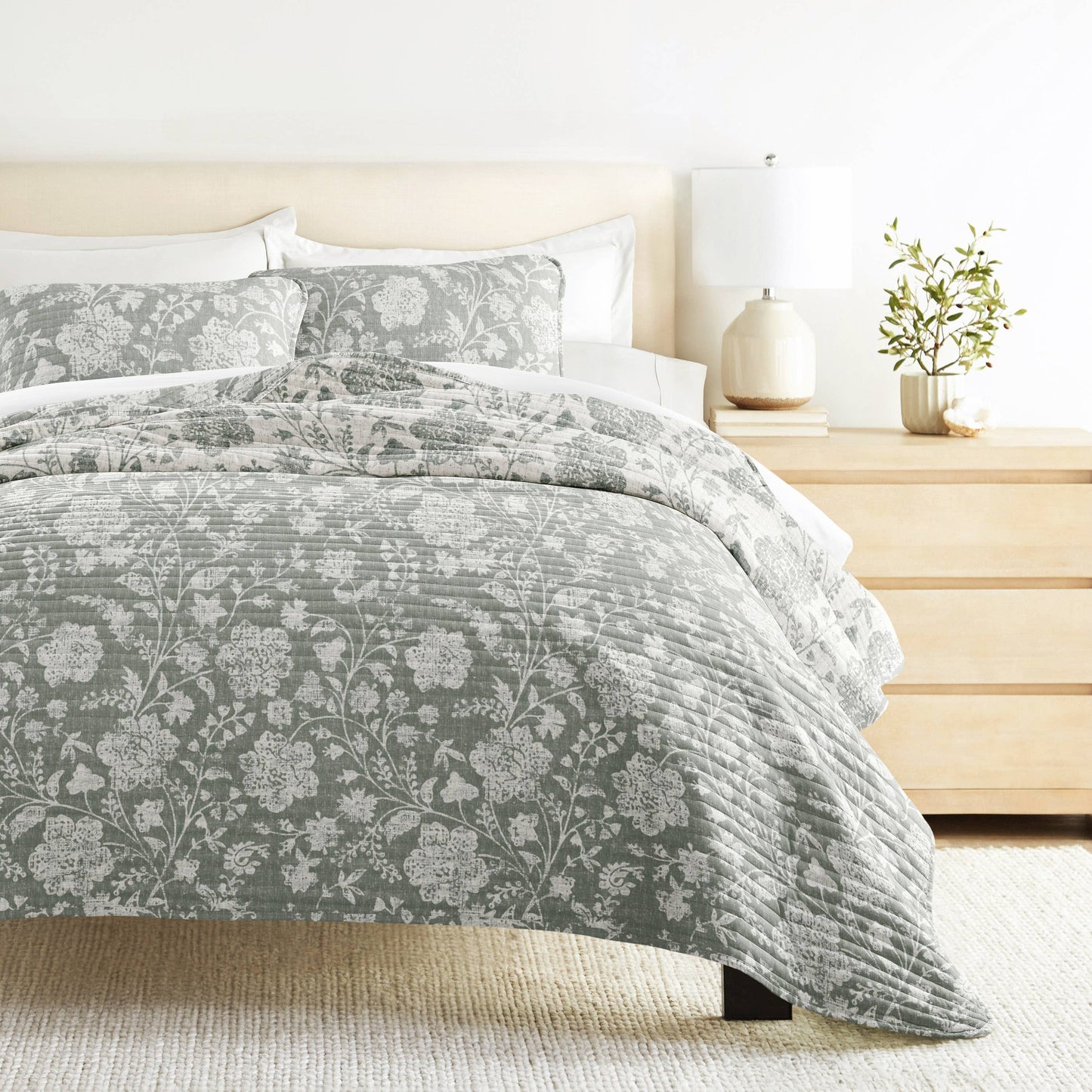 Textured Floral All Season Patterned Reversible Quilt Set: Rose / Full/Queen