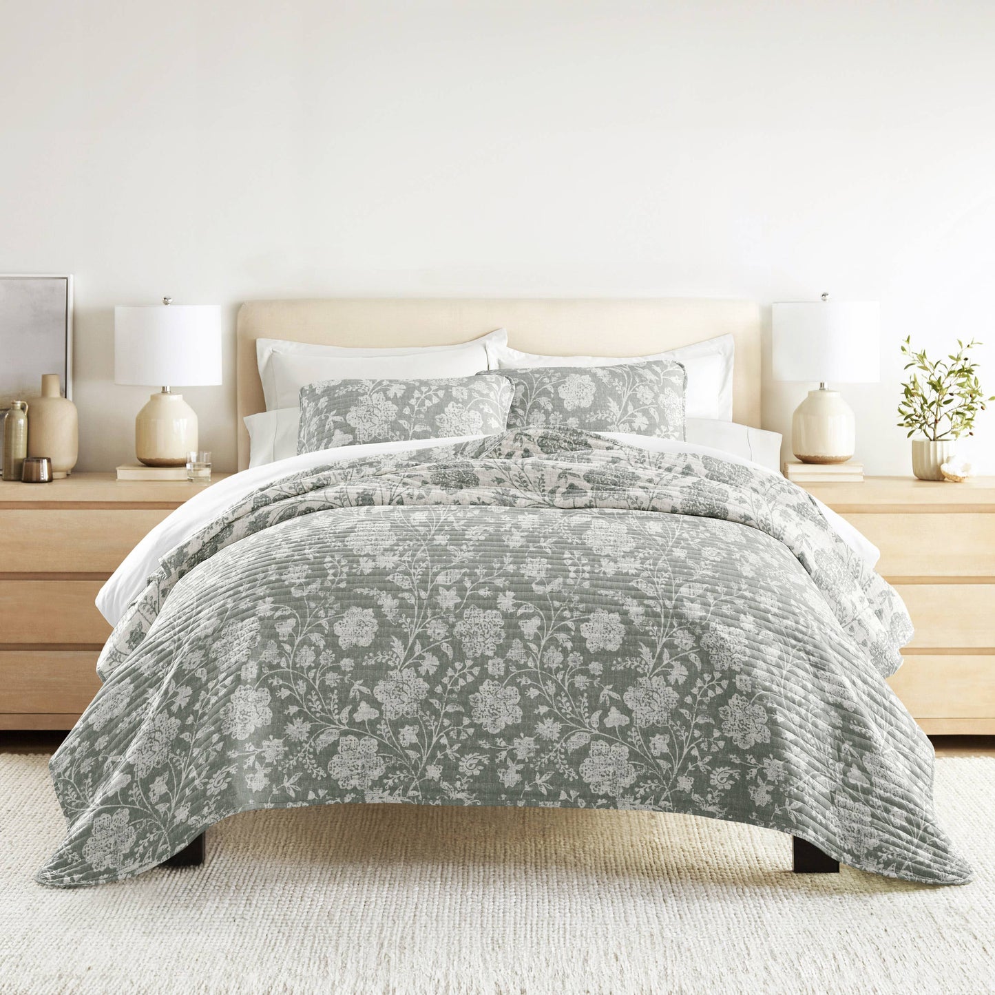 Textured Floral All Season Patterned Reversible Quilt Set: Rose / Full/Queen