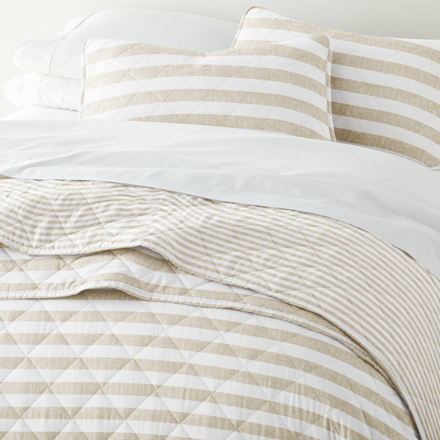 Classic Stripe All Season Patterned Reversible Quilt Set: Natural / Full/Queen