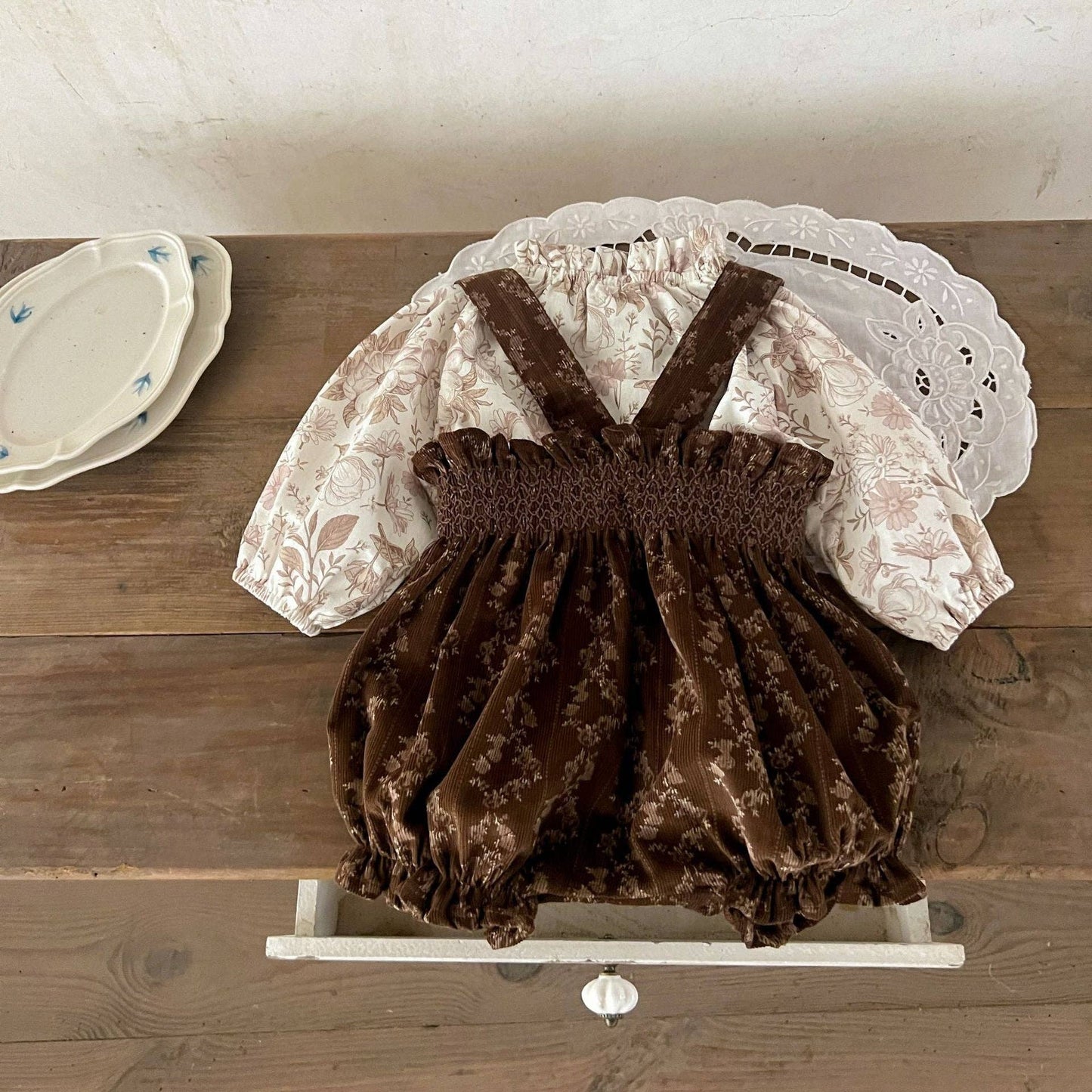 Arrival Autumn Baby Girls Vine Print Bow-Tied Long Sleeves Top And Vintage Strap Overalls Clothing Set: Beige / 90 (12-24M)