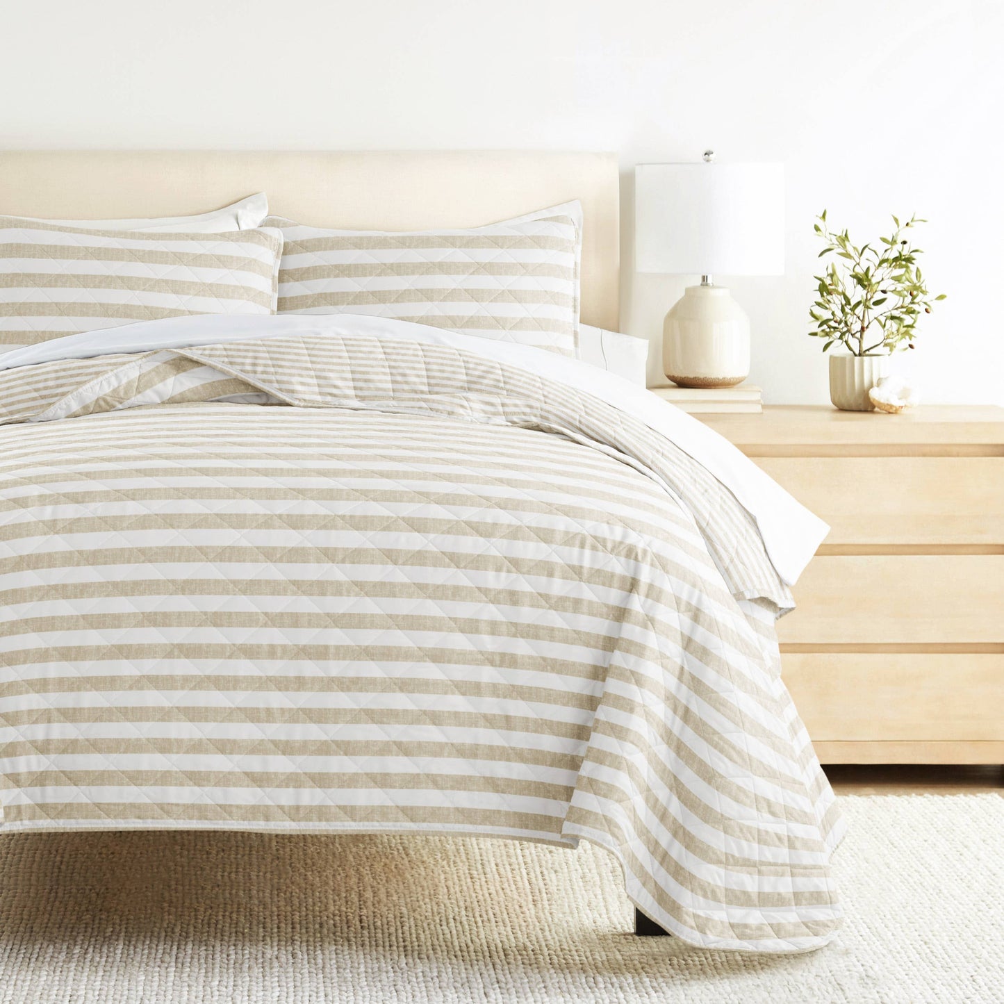Classic Stripe All Season Patterned Reversible Quilt Set: Natural / Twin/TwinXL