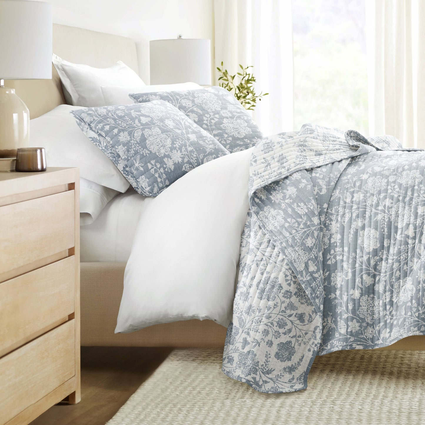 Textured Floral All Season Patterned Reversible Quilt Set: Eucalyptus / King/Cal-King